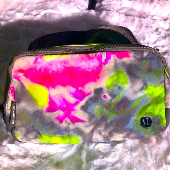 Lululemon Everywhere Belt Bag NWT Hyper Dye Multi **LAST ONE** - Picture 2 of 15